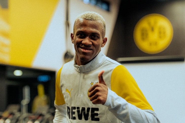 星亿娱乐-新援莱尔马访问多特主场观战对阵不莱梅,参加训练并测试体能