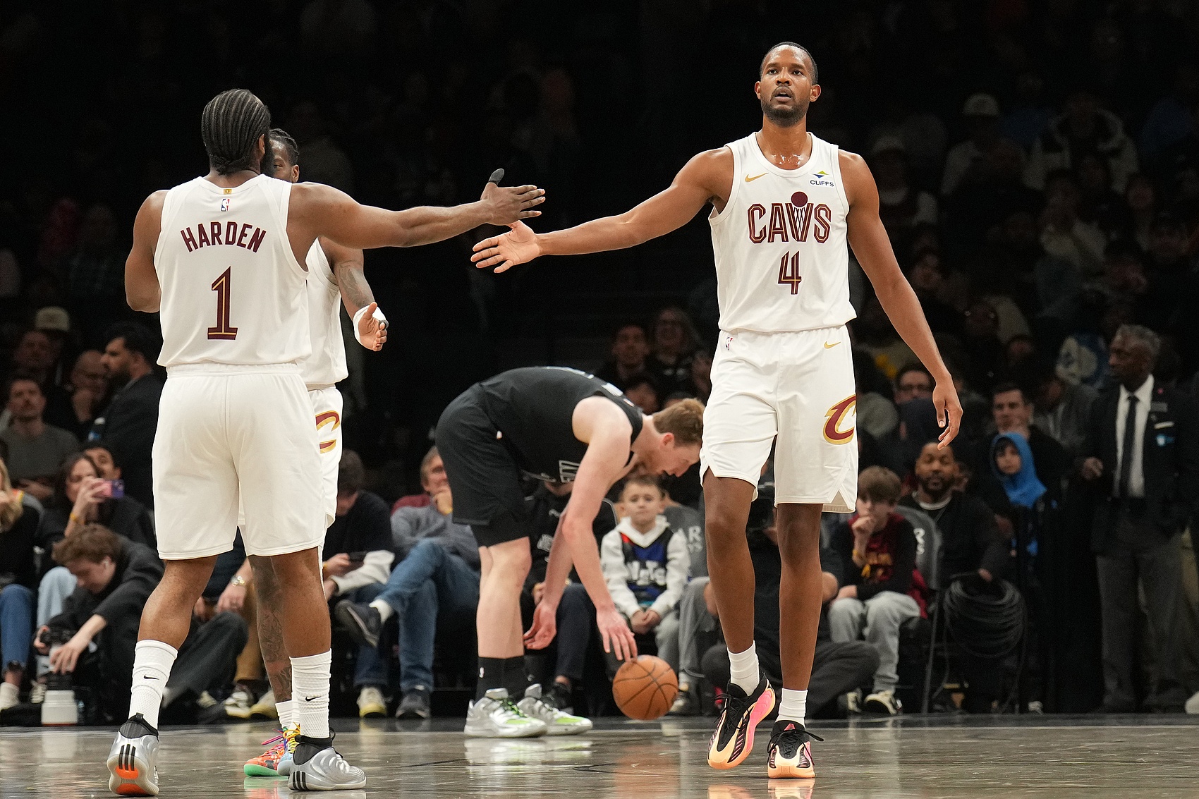 星亿娱乐-媒体人:莫布里基本属于不会投篮 米切尔哈登肯定能看出&但不会说